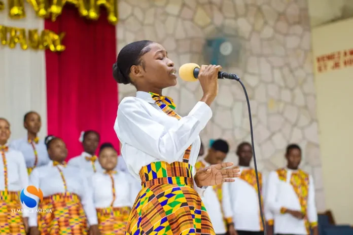 En un ambiente lleno de fervor y alabanza, el Coro Shekinah
