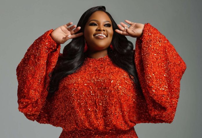 Tasha Cobbs Leonard triunfa en los premios Grammy con “Your Power”.
