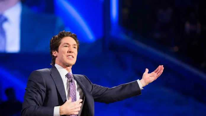 ¿Cómo transformó Joel Osteen una pequeña iglesia en una megaiglesia próspera?
