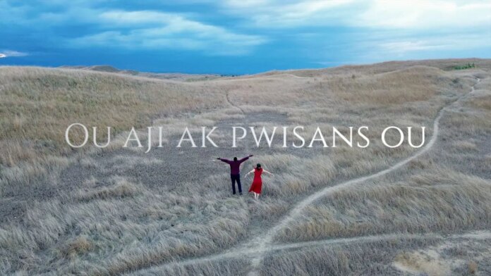 Ou Aji Ak Pwisans – Rodberry & Lizzy Jacques (letra de vídeo)
