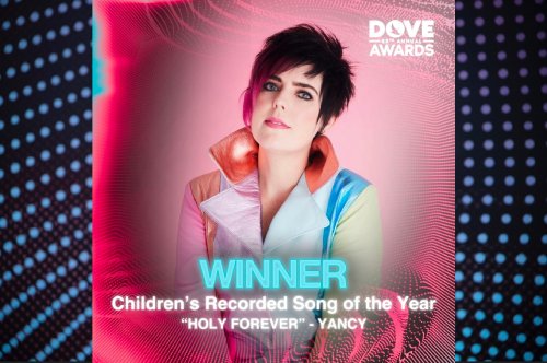 Yancy Gana Dove Award por "Holy Forever" Canción de Adoración