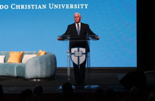 Mike Pence alienta el liderazgo cristiano en la universidad