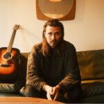 El éxito viral de Seph Schlueter 'Counting My Blessings' inspira gratitud