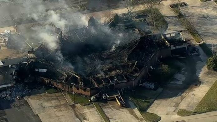 Incendio criminal en Austell - Iglesia destruida, arrestado sospechoso
