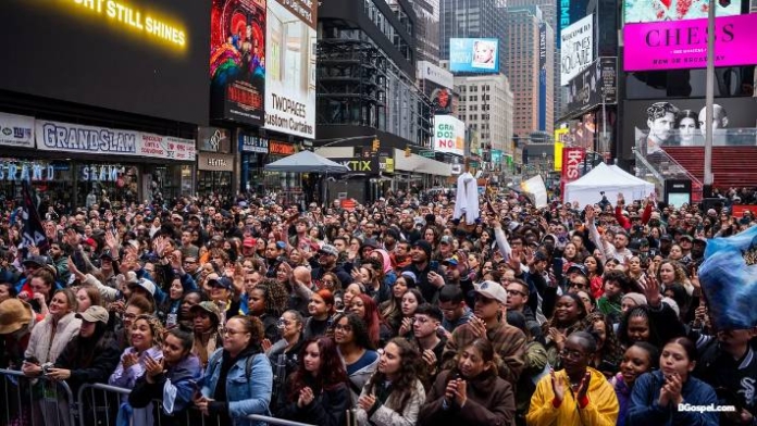 Mike Signorelli y V1 Adoración
